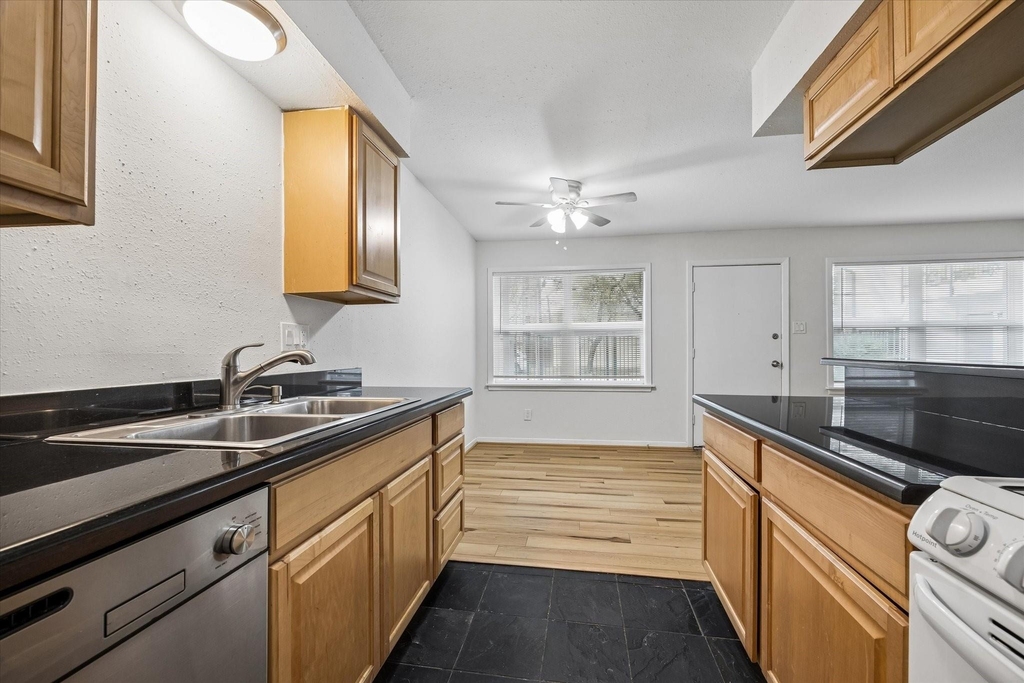 2206 Mason Street - Photo 6