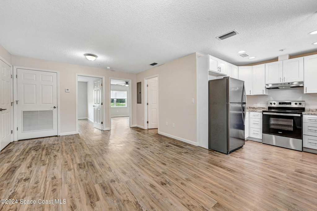 1895 Convair St Se # Se - Photo 3