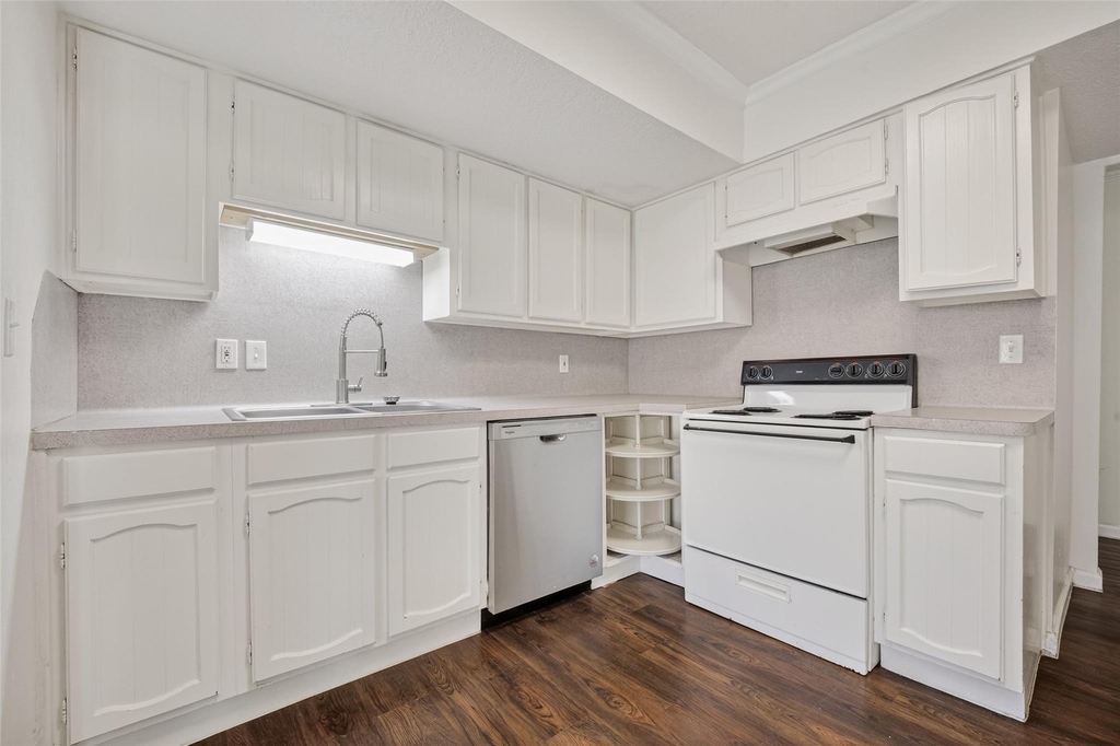 1106 E Red Cedar Circle - Photo 10