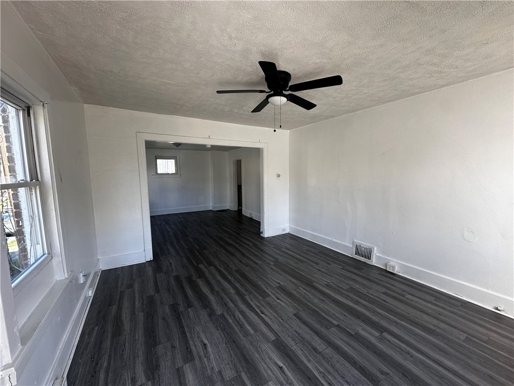 410 W Hallam Ave - Photo 1
