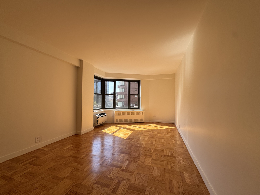 4th Avenue - Photo 1