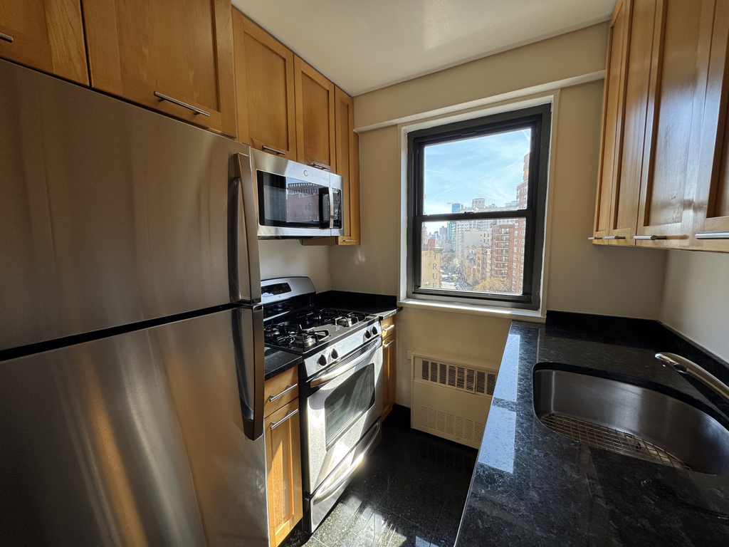 4th Avenue - Photo 4