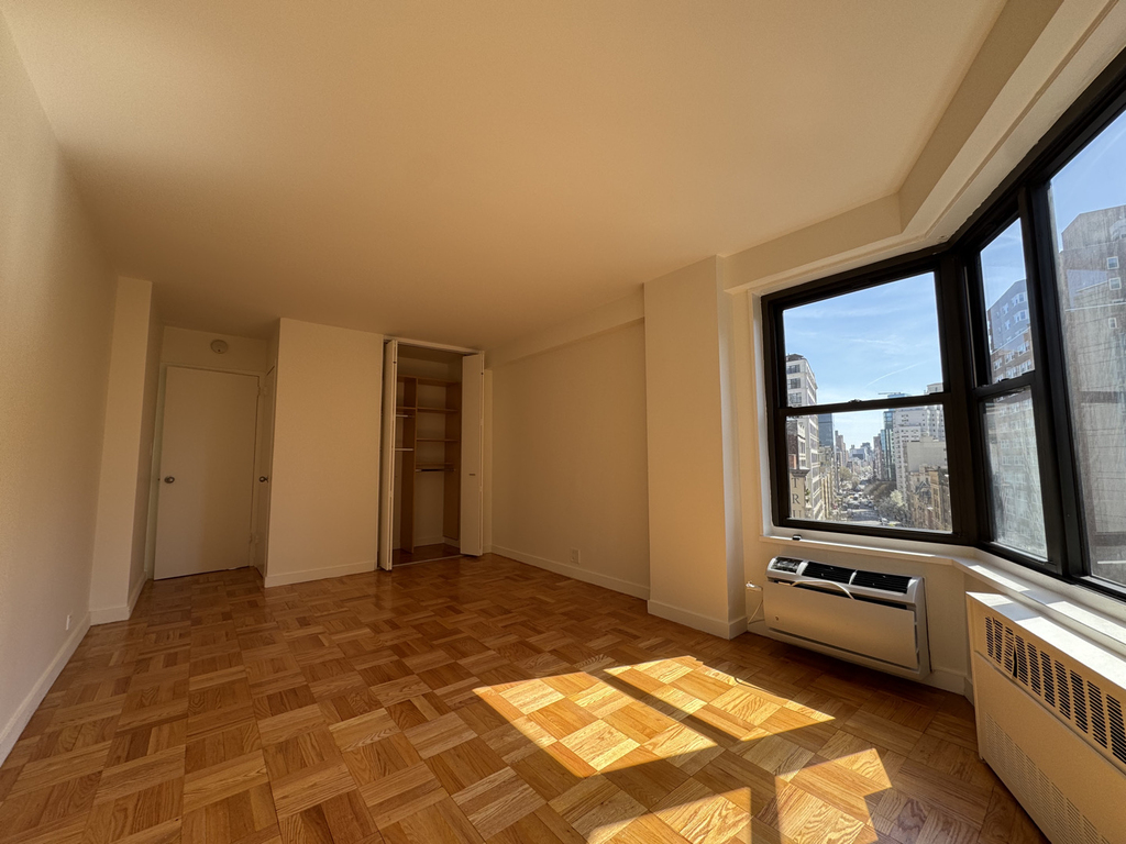 4th Avenue - Photo 2