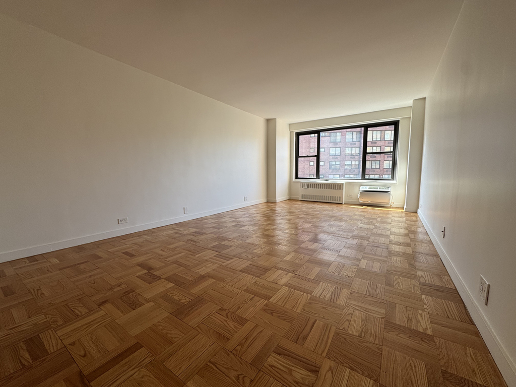 4th Avenue - Photo 0