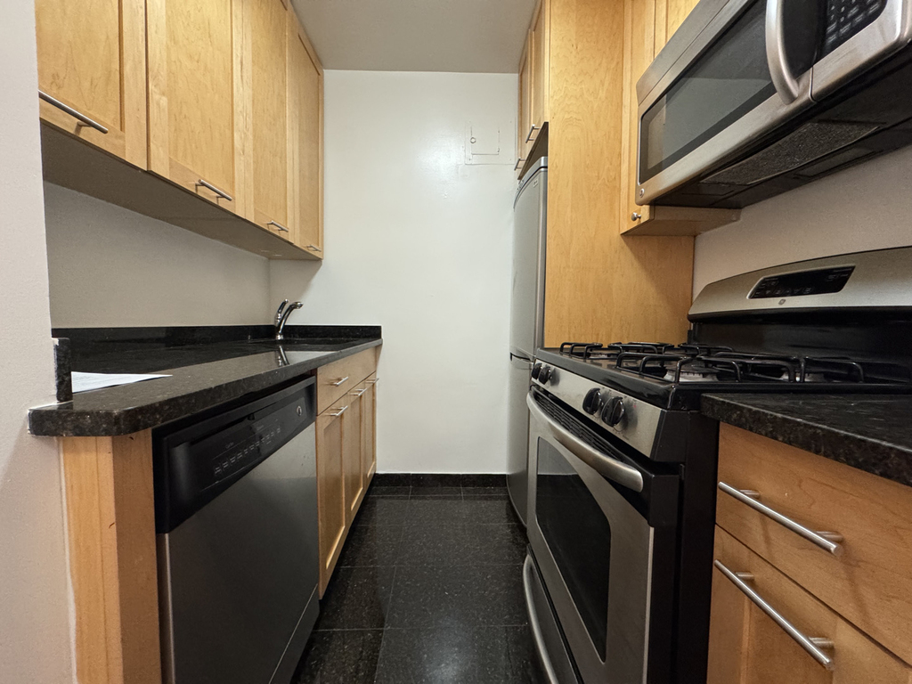 4th Avenue - Photo 5
