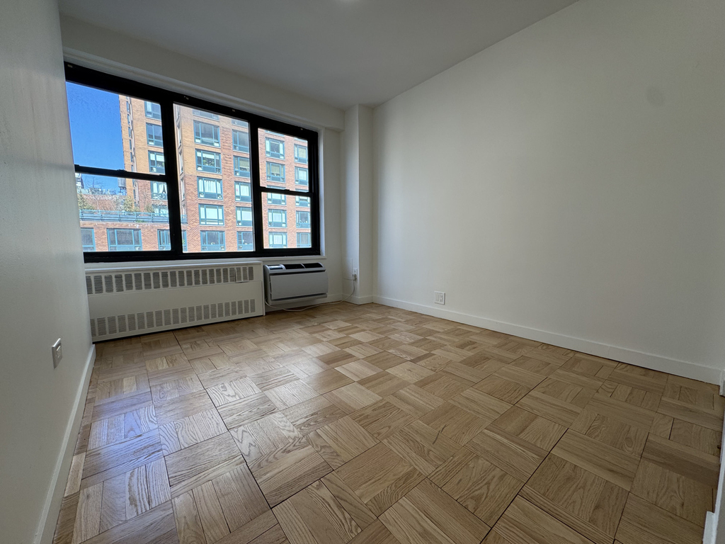 4th Avenue - Photo 1