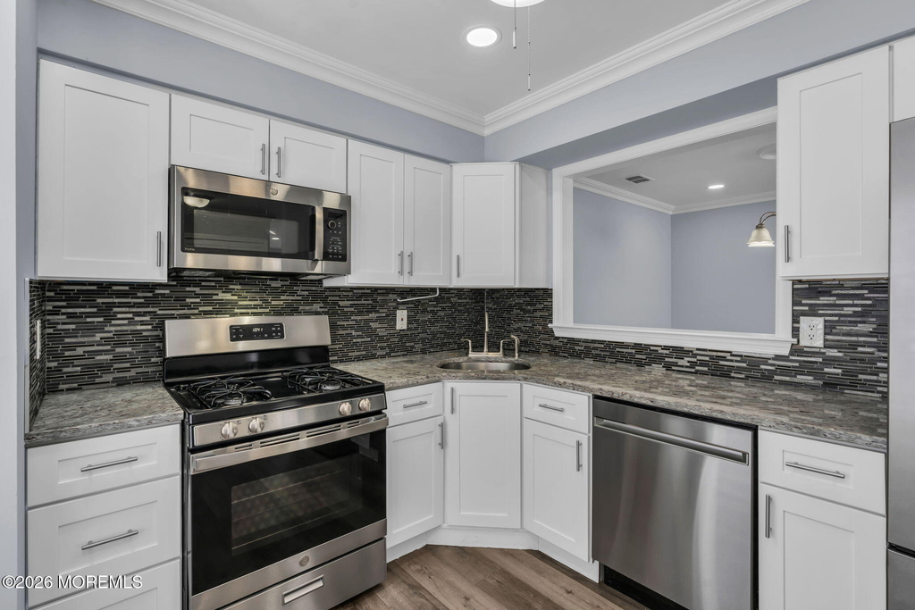 401 Hampton Court - Photo 6