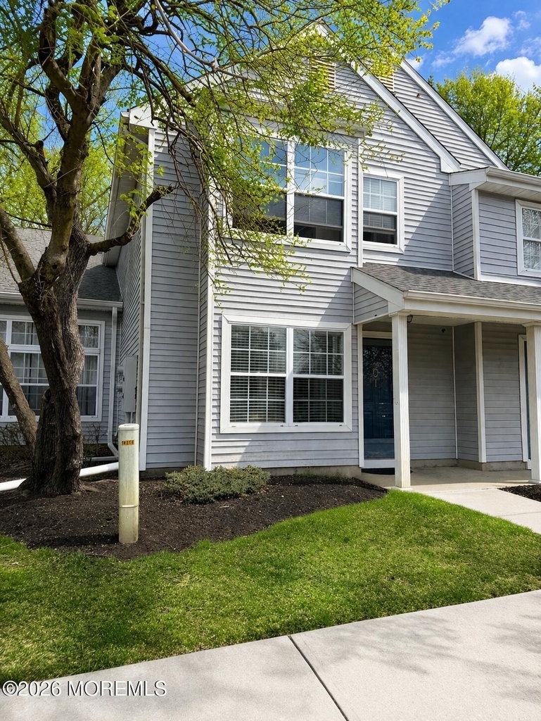 401 Hampton Court - Photo 1