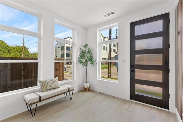 723 W 10th Street - Photo 2