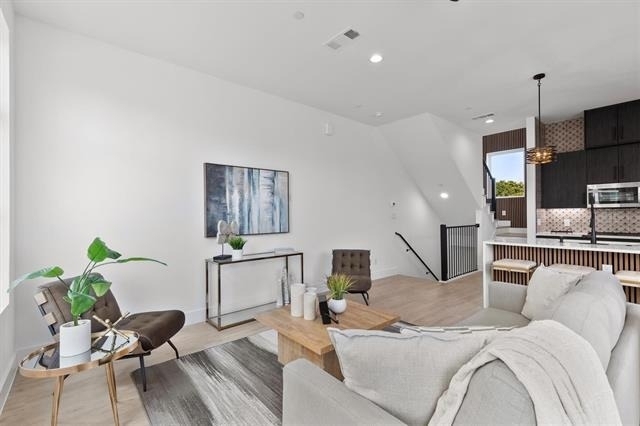 723 W 10th Street - Photo 11