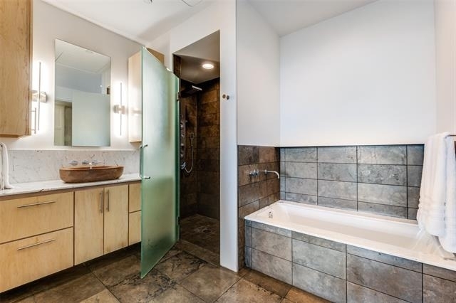 2430 Victory Park Lane - Photo 19