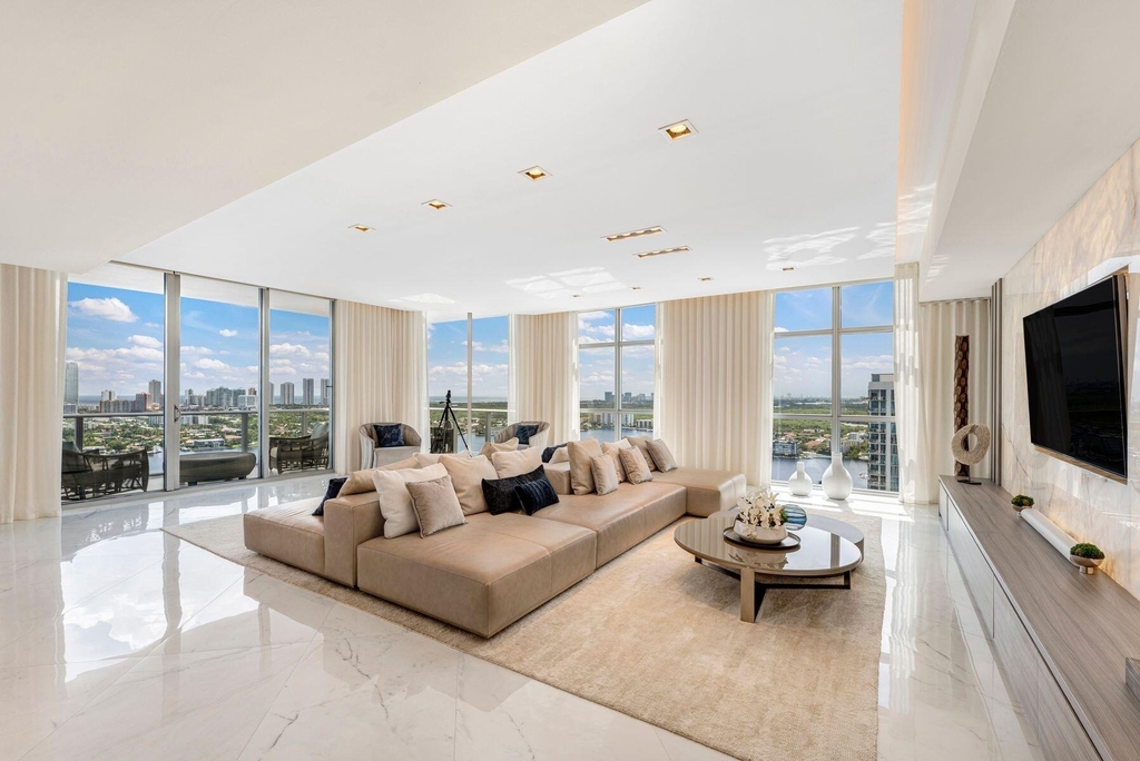 17301 Biscayne Boulevard - Photo 0