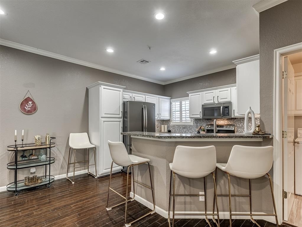 6162 N Brookline Avenue - Photo 10