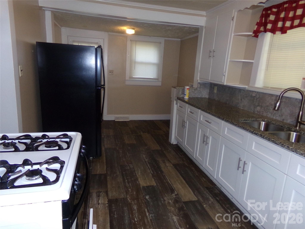 729 Spruce Street - Photo 2