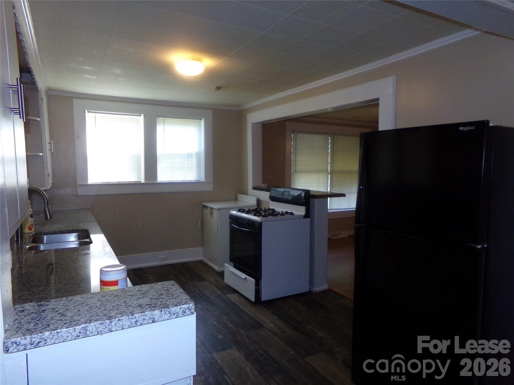 729 Spruce Street - Photo 4