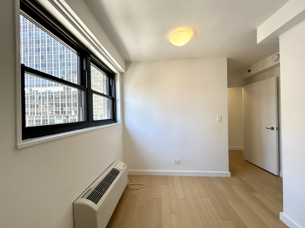 East 39th Street - Photo 8