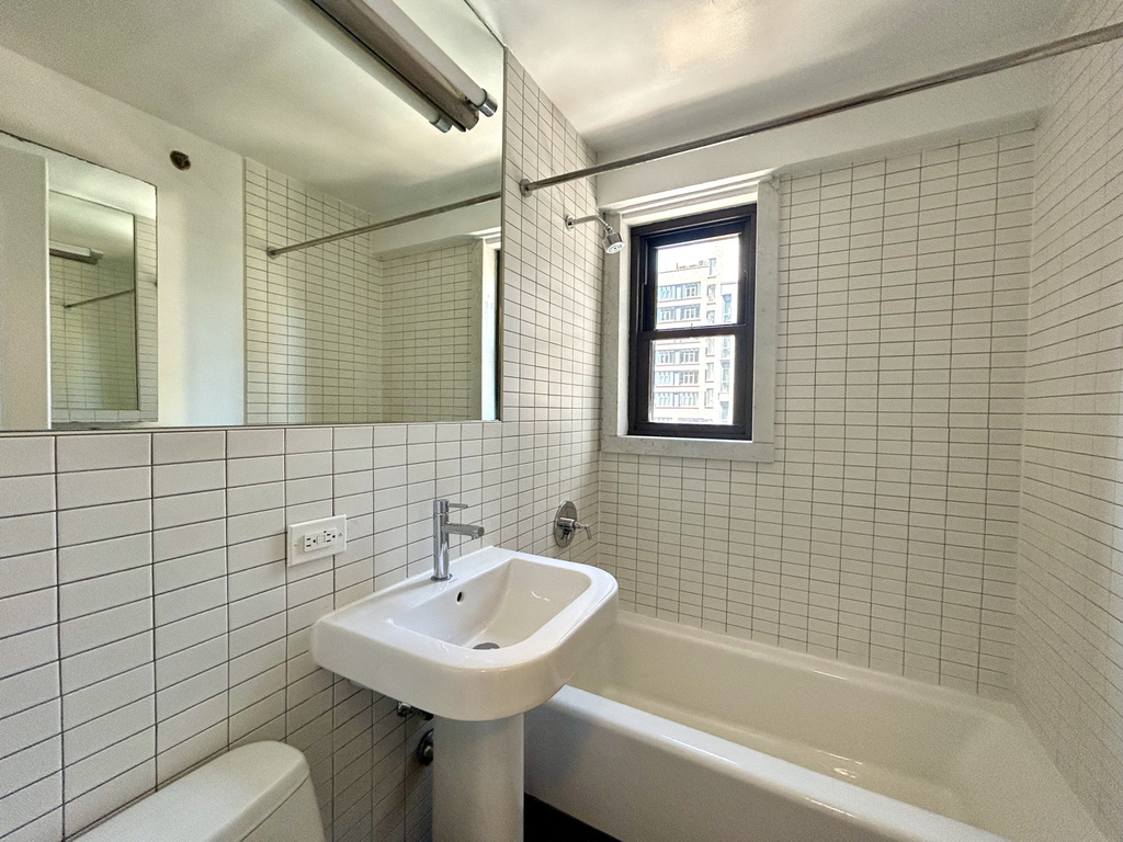 East 39th Street - Photo 6