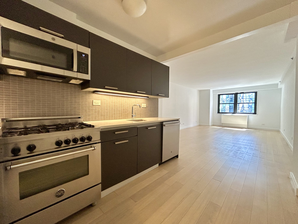 East 39th Street - Photo 0
