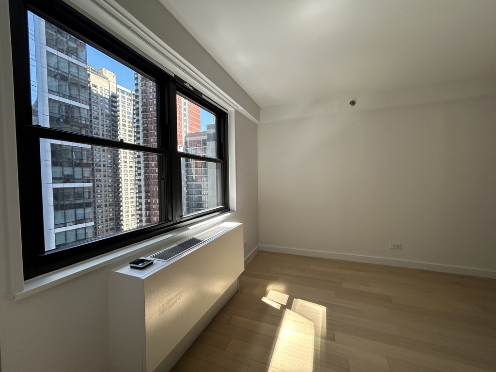 East 39th Street - Photo 9