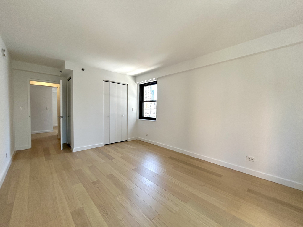 East 39th Street - Photo 4