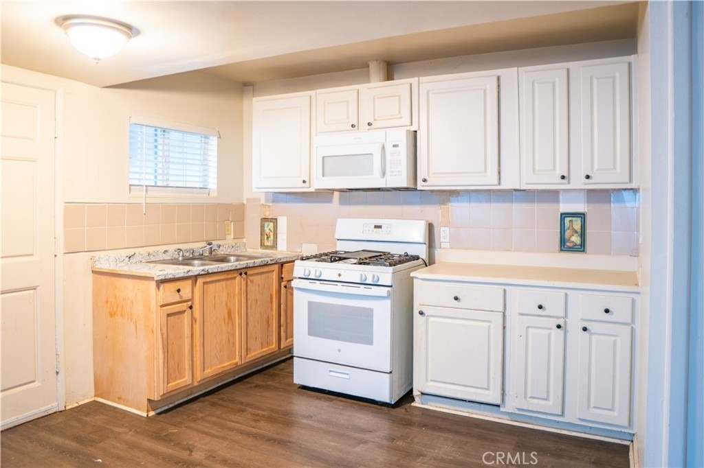 114 N Lewis - Photo 0