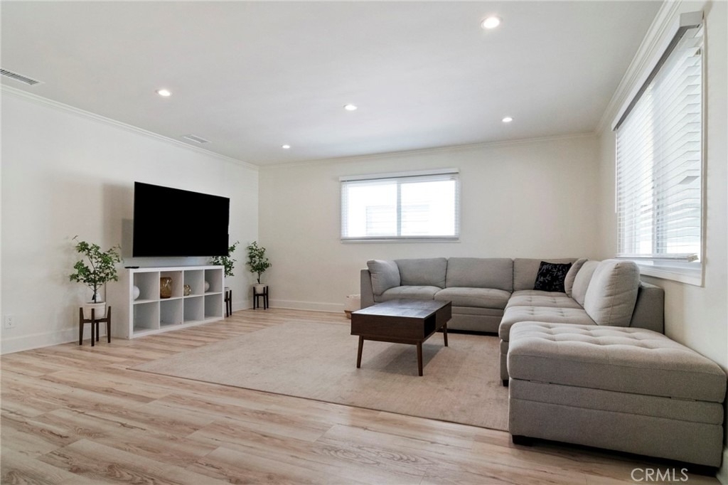 24136 Kittridge - Photo 3