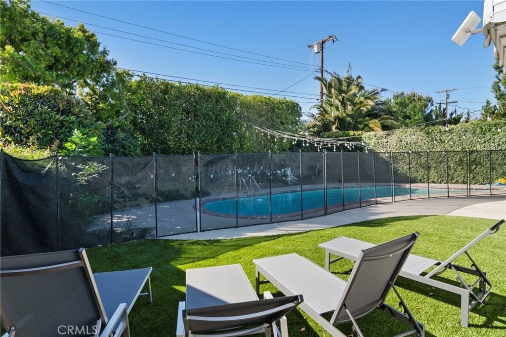 24136 Kittridge - Photo 1