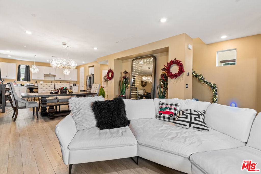 720 Grace Avenue - Photo 3