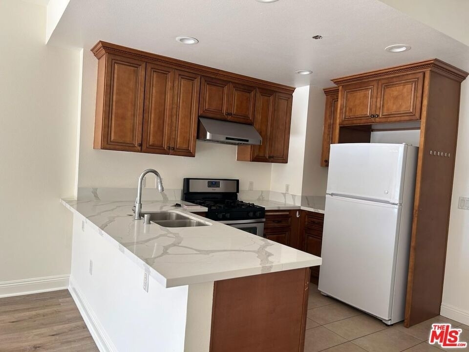 345 S Gramercy Place - Photo 0