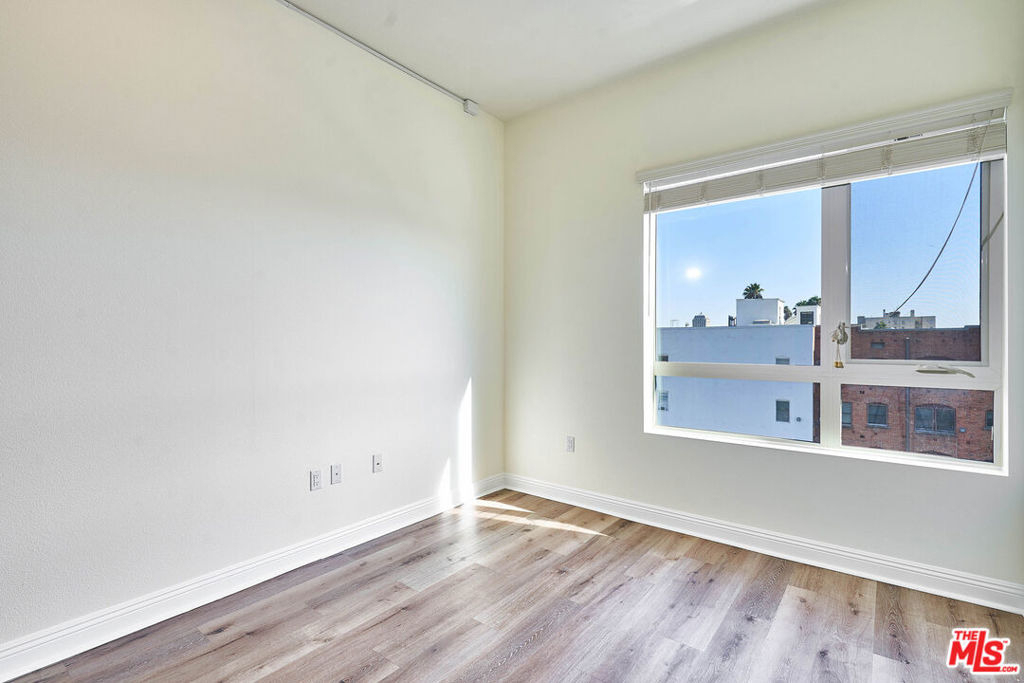 345 S Gramercy Place - Photo 9
