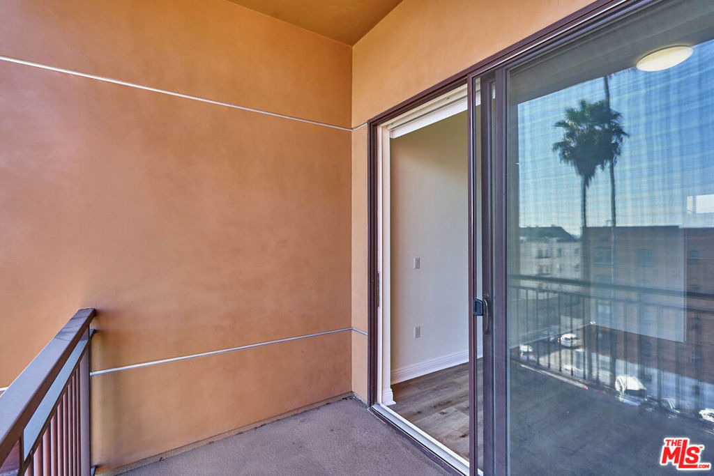 345 S Gramercy Place - Photo 18