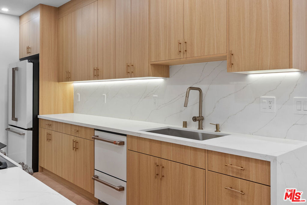 8455 Fountain Avenue - Photo 16