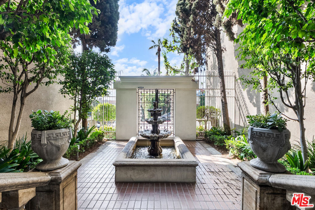 8455 Fountain Avenue - Photo 11