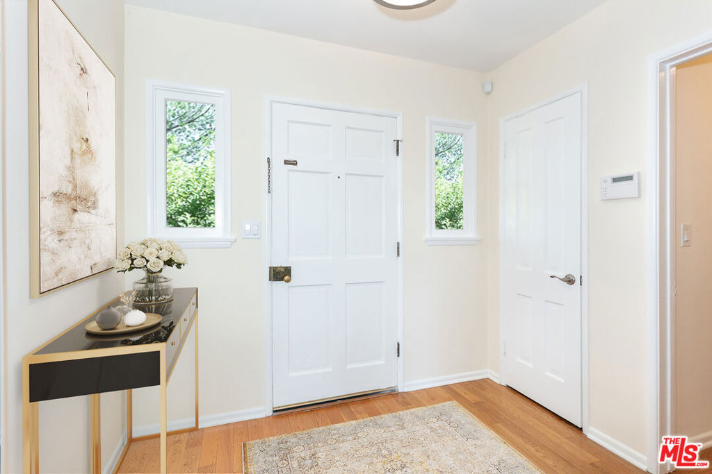 2536 Roscomare Road - Photo 4