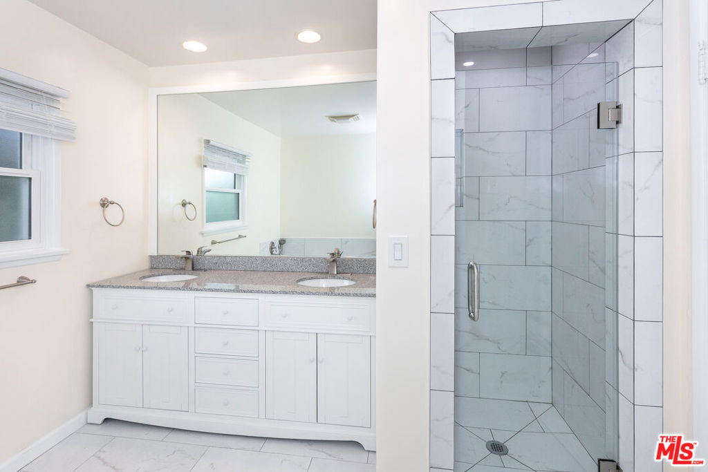 2536 Roscomare Road - Photo 8
