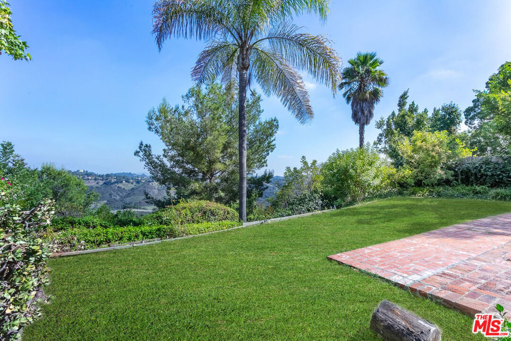 2536 Roscomare Road - Photo 12