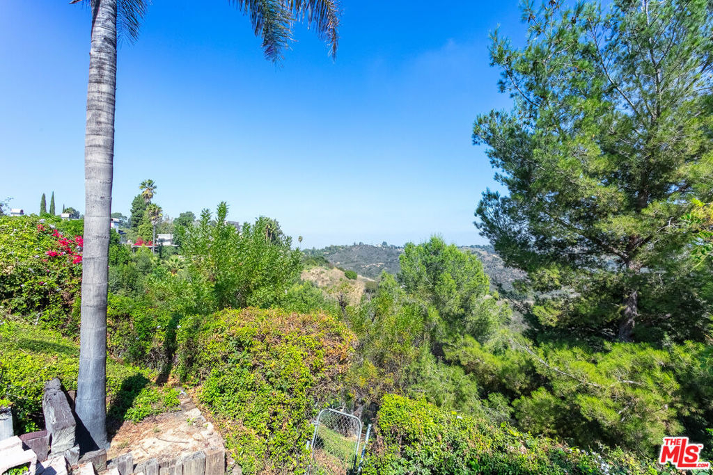 2536 Roscomare Road - Photo 14
