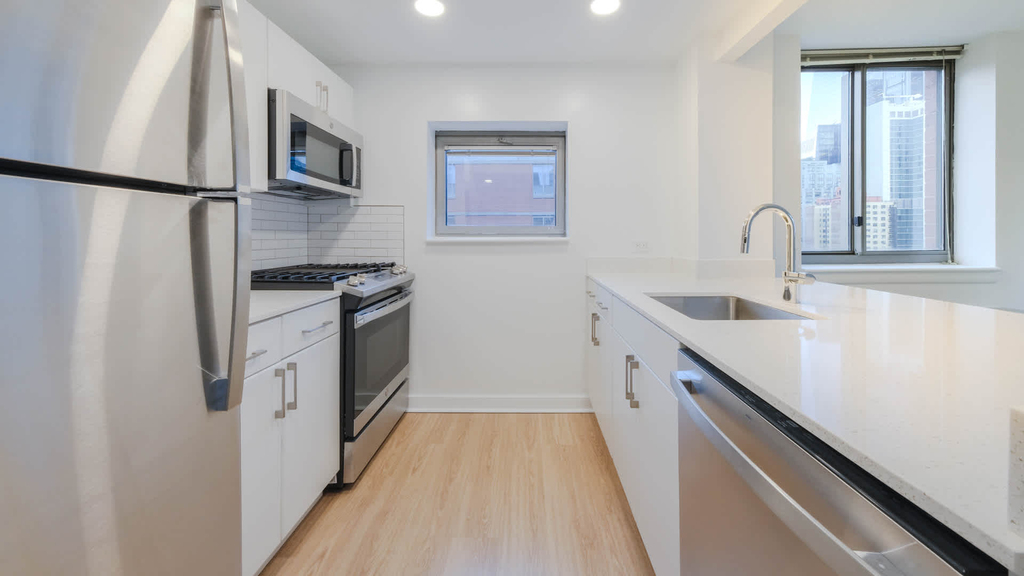 400 West 37th St - Photo 4