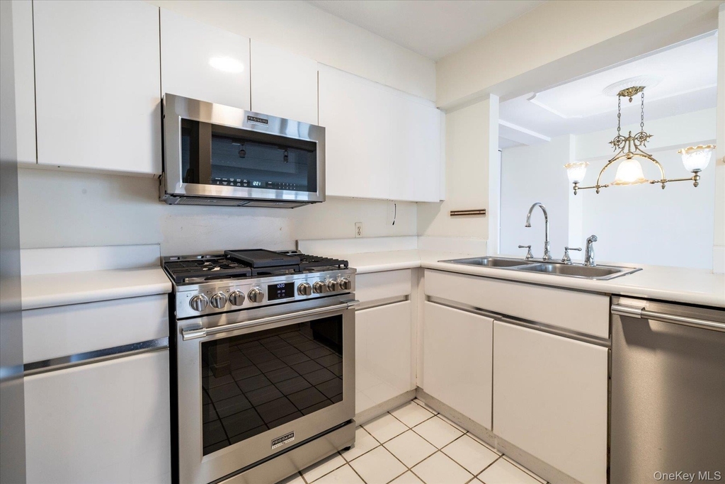 170 W Broadway - Photo 9