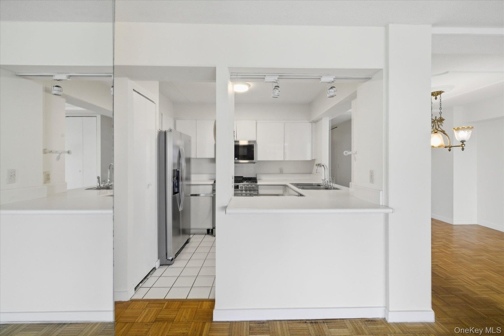 170 W Broadway - Photo 11