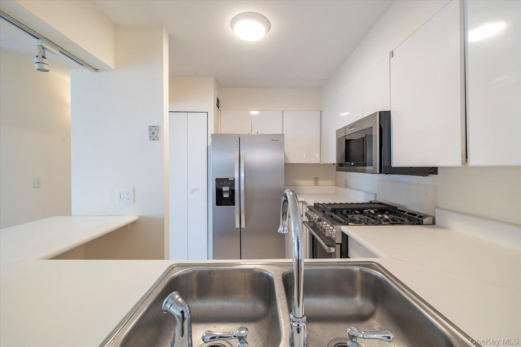 170 W Broadway - Photo 10