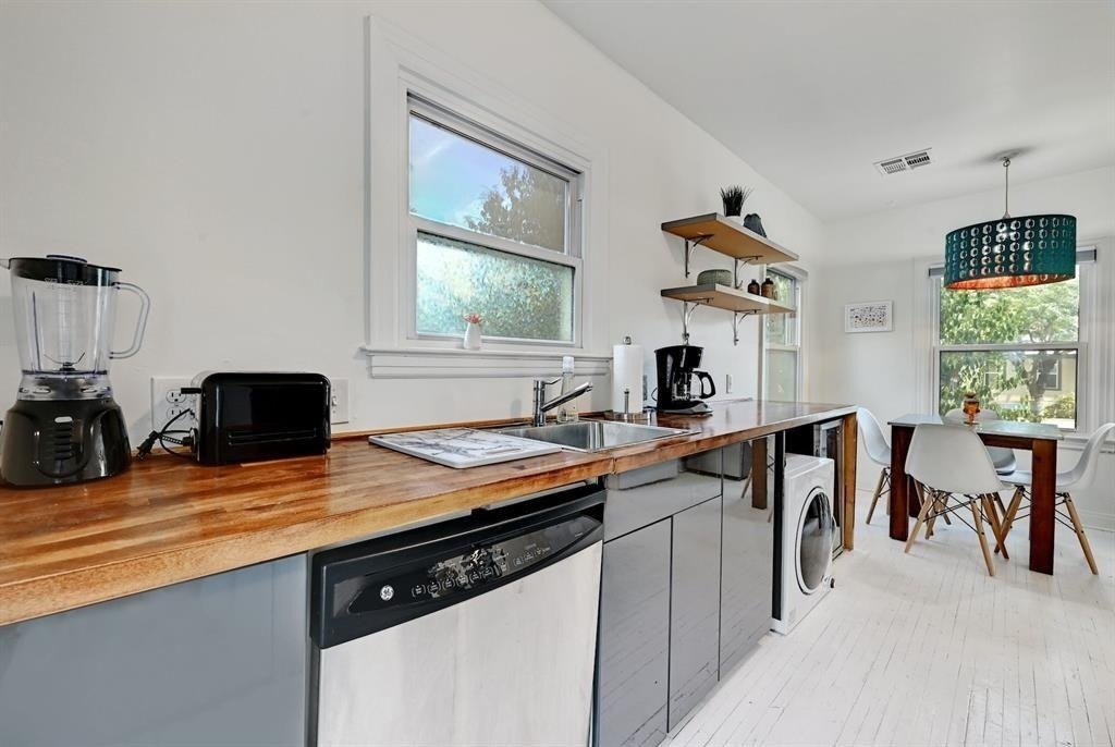 2943 Higgins St - Photo 8