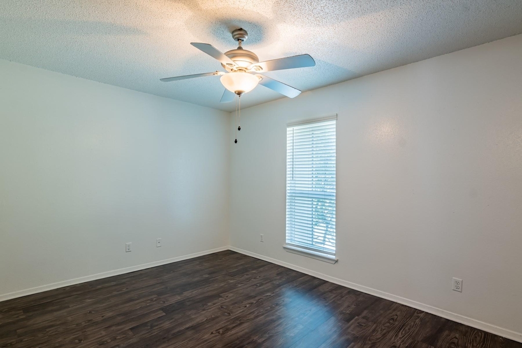 3121 Speedway - Photo 8