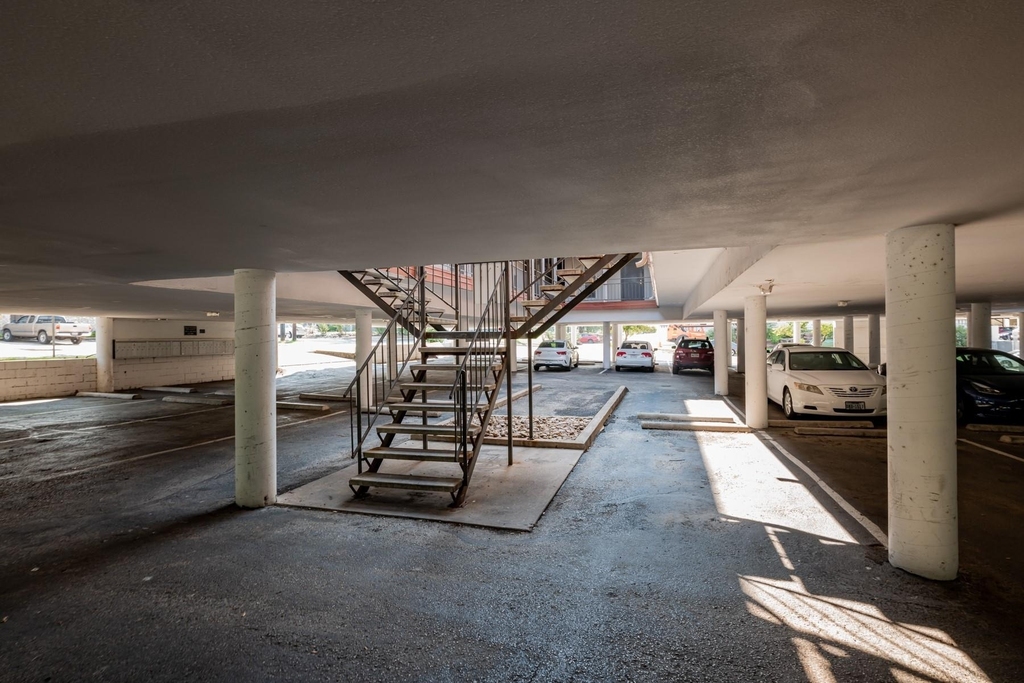 3121 Speedway - Photo 11
