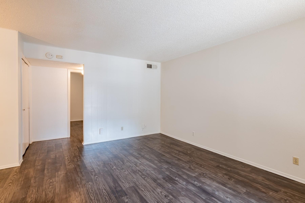 3121 Speedway - Photo 4