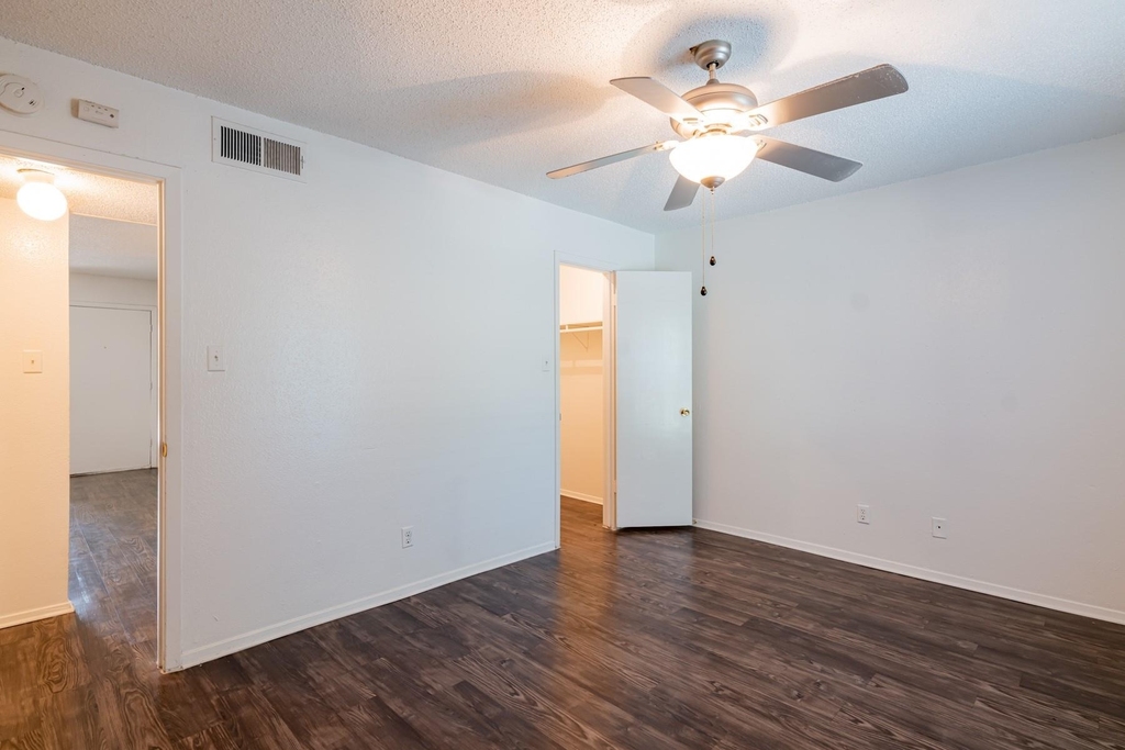 3121 Speedway - Photo 9