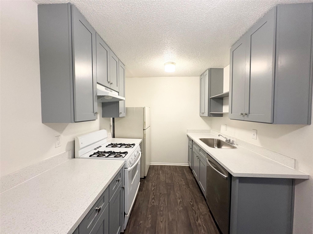3121 Speedway - Photo 12