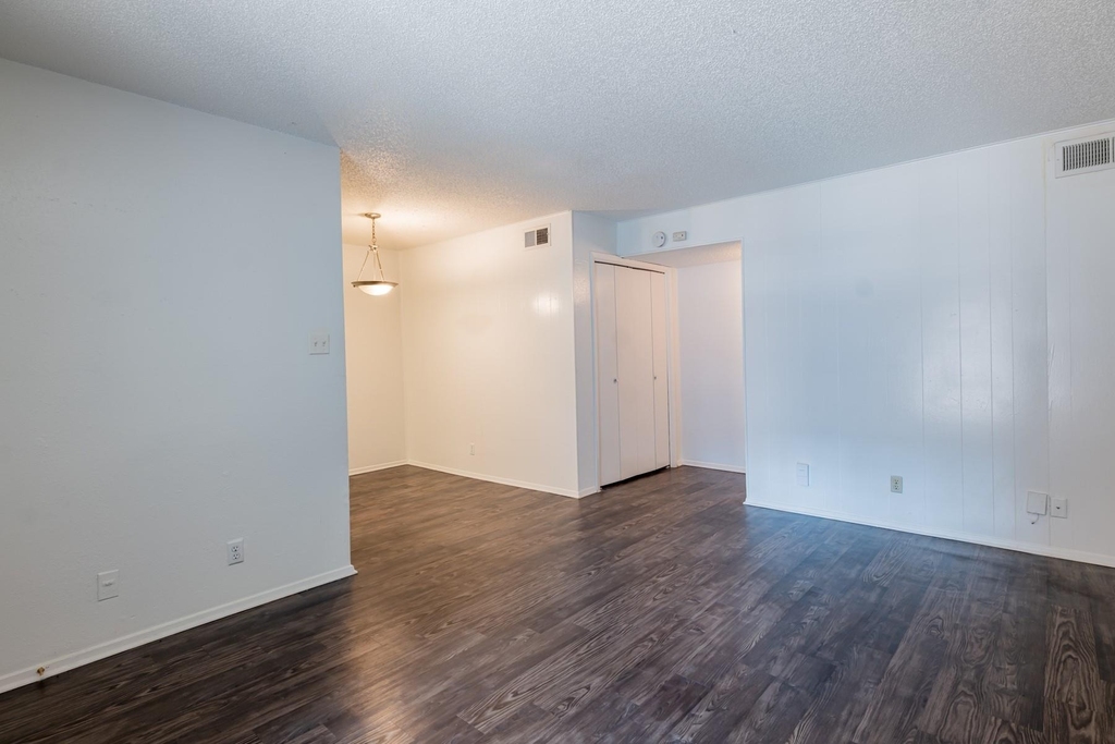 3121 Speedway - Photo 5
