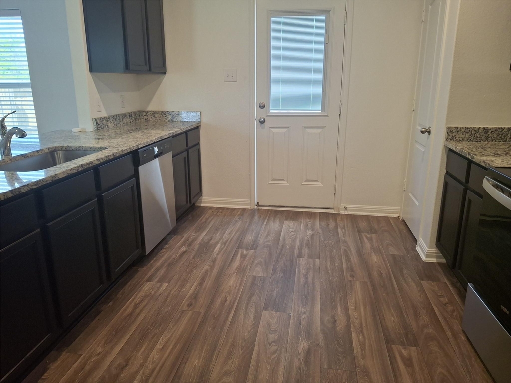 405 Riverdale Dr - Photo 3