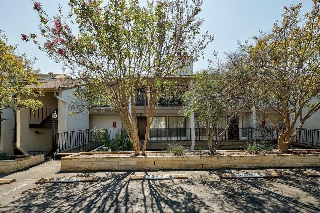 6910 Hart Ln - Photo 0